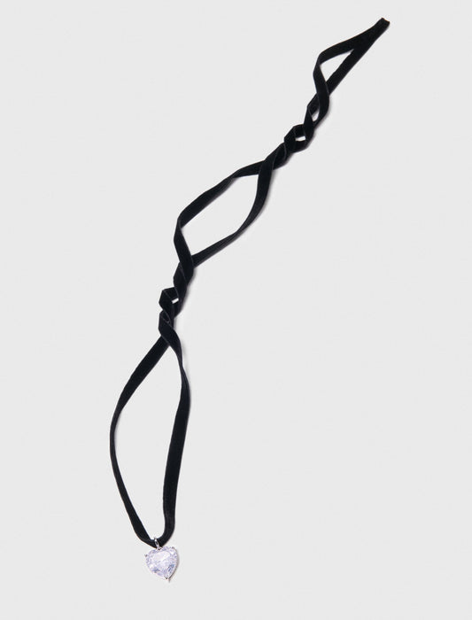 عقد بسلسلة مخملية سوداء وحلية على شكل قلب