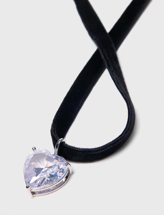 عقد بسلسلة مخملية سوداء وحلية على شكل قلب