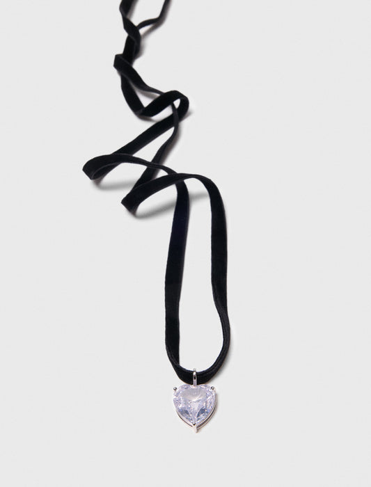 عقد بسلسلة مخملية سوداء وحلية على شكل قلب