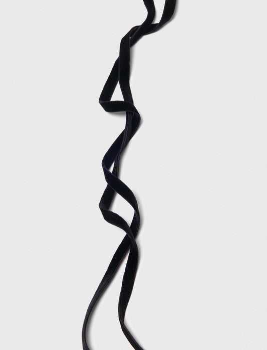 عقد بسلسلة مخملية سوداء وحلية على شكل قلب