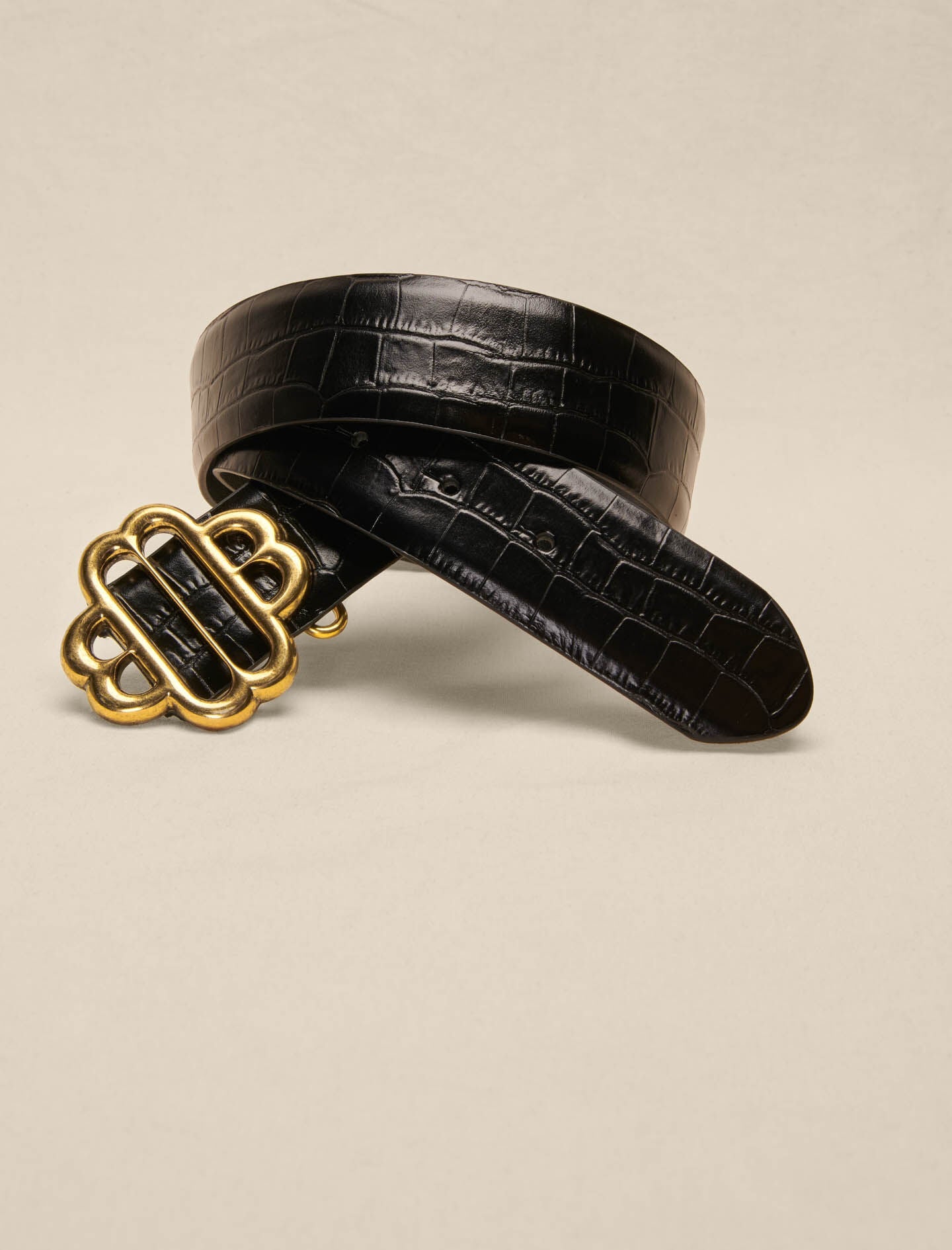 Black  -leather belt with clover buckle