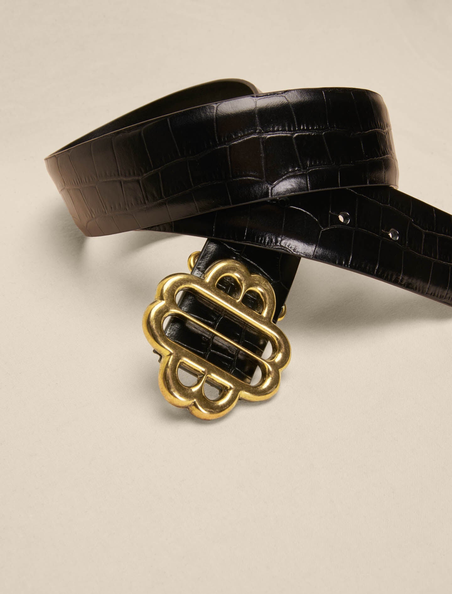 Black  -leather belt with clover buckle