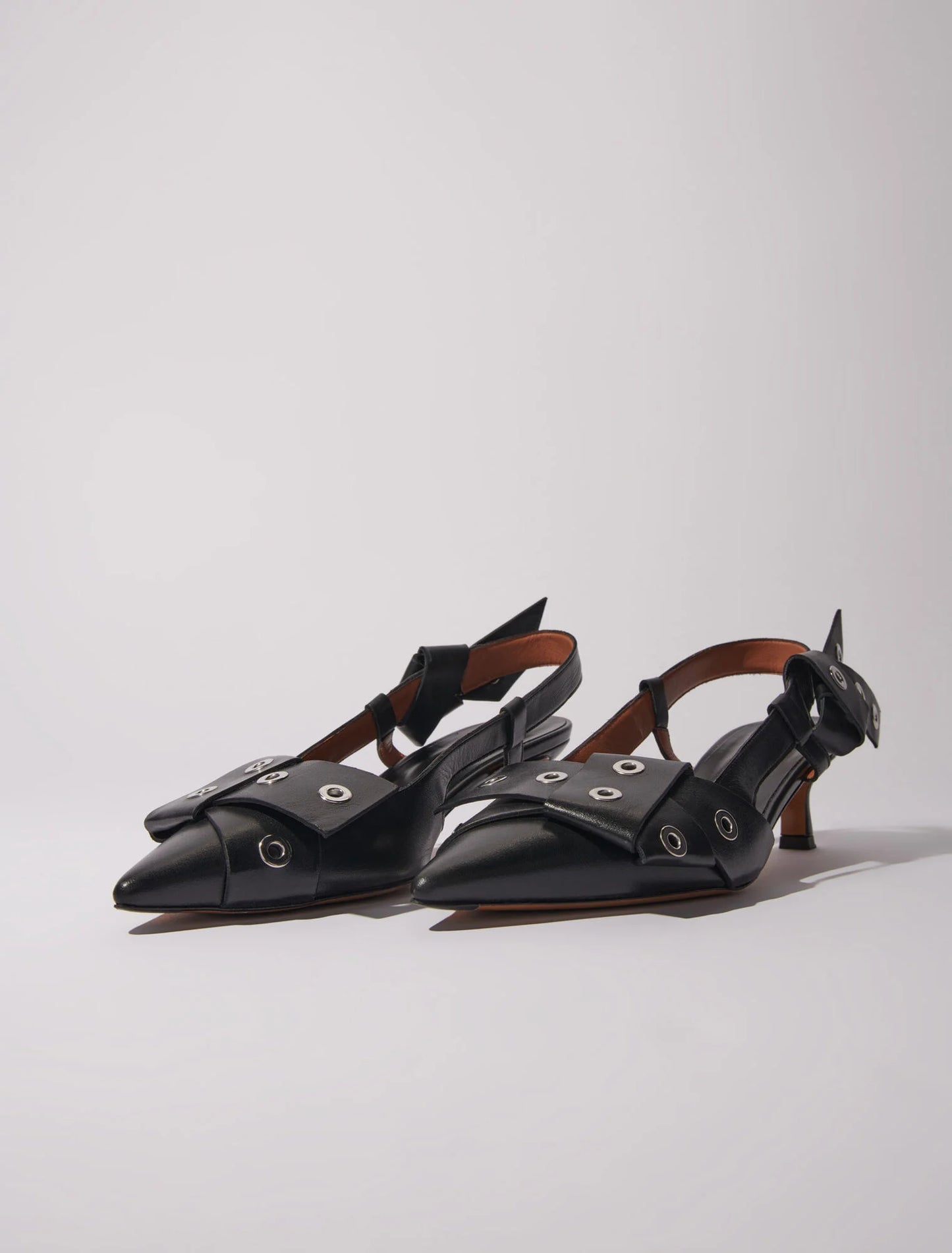 Black  -Pointed pumps with bow detail