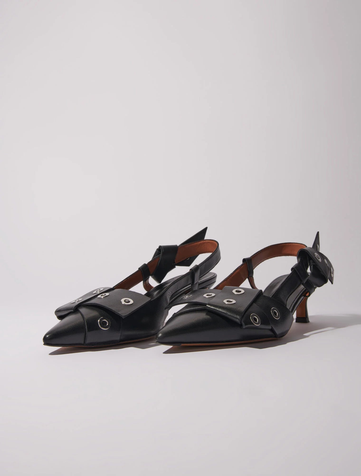 Black  -Pointed pumps with bow detail