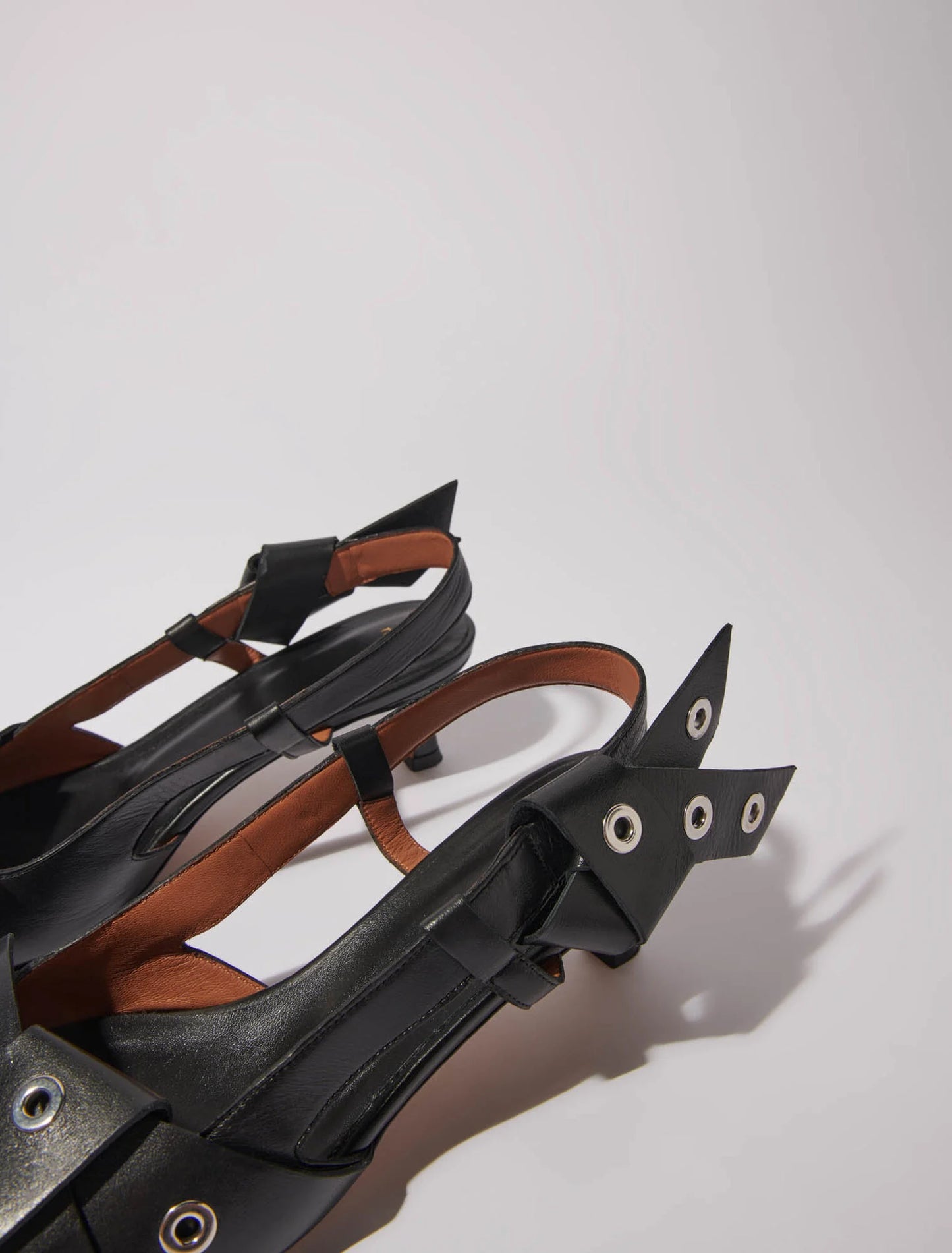 Black  -Pointed pumps with bow detail