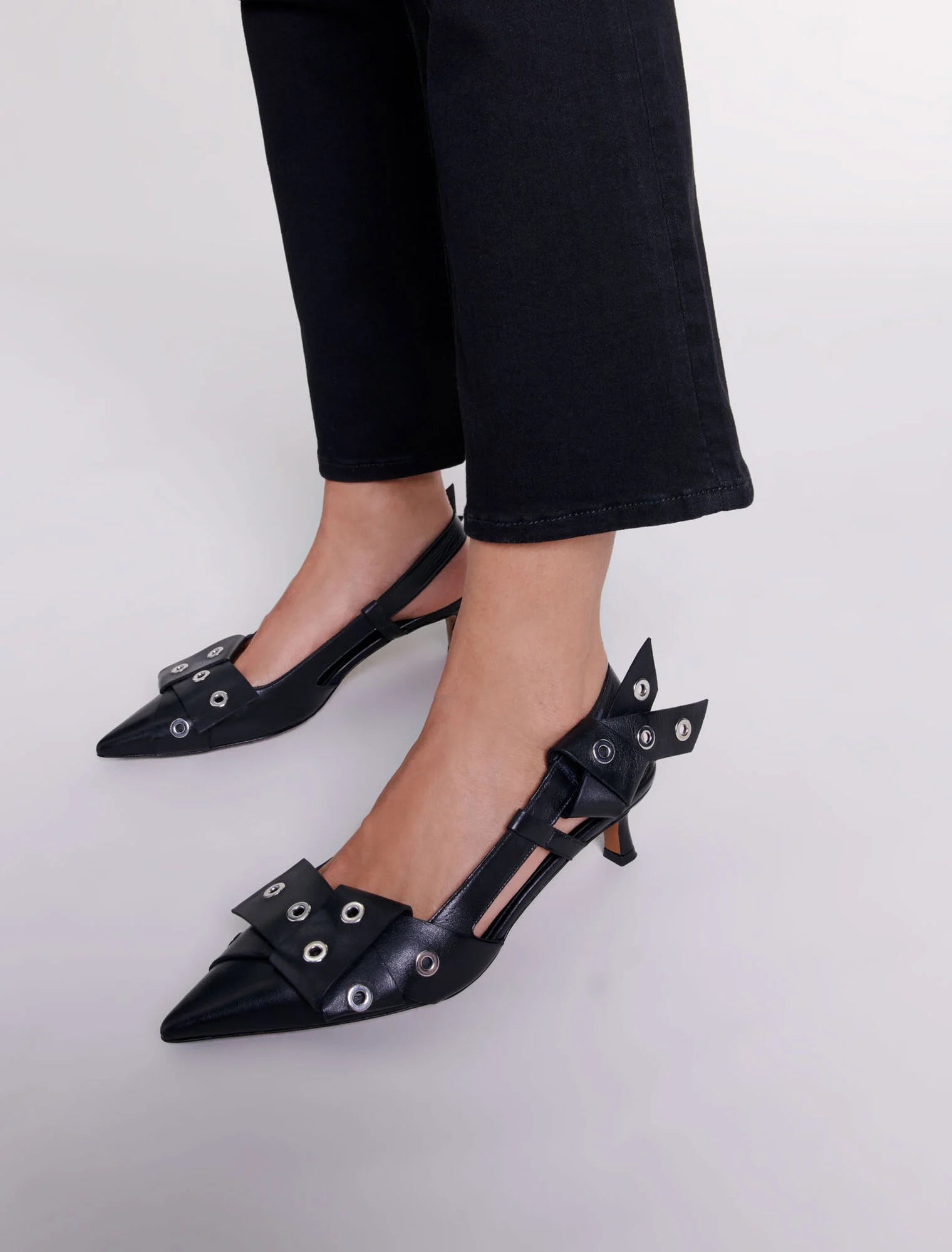 Black  -Pointed pumps with bow detail