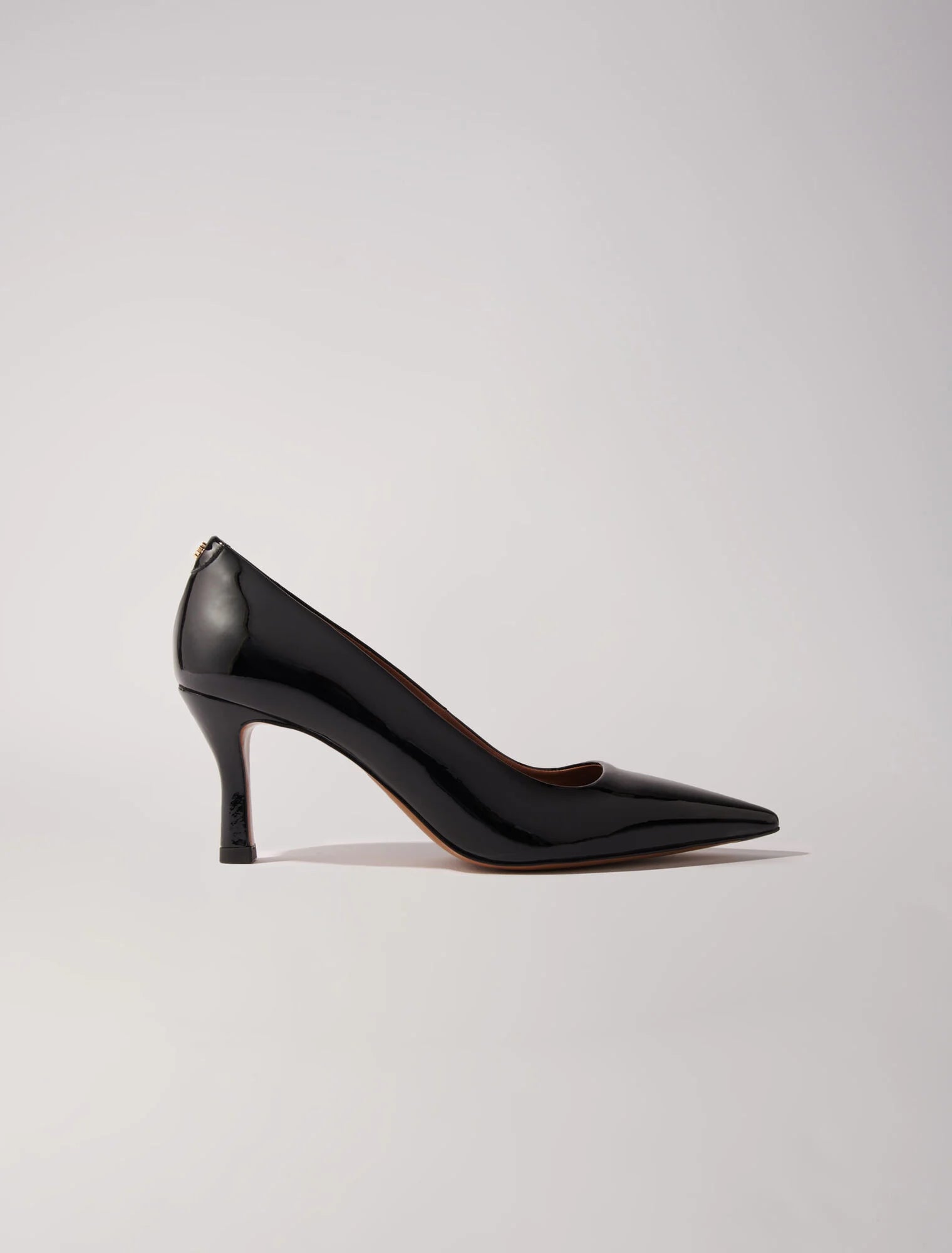 Black-Leather pumps with pointed toes