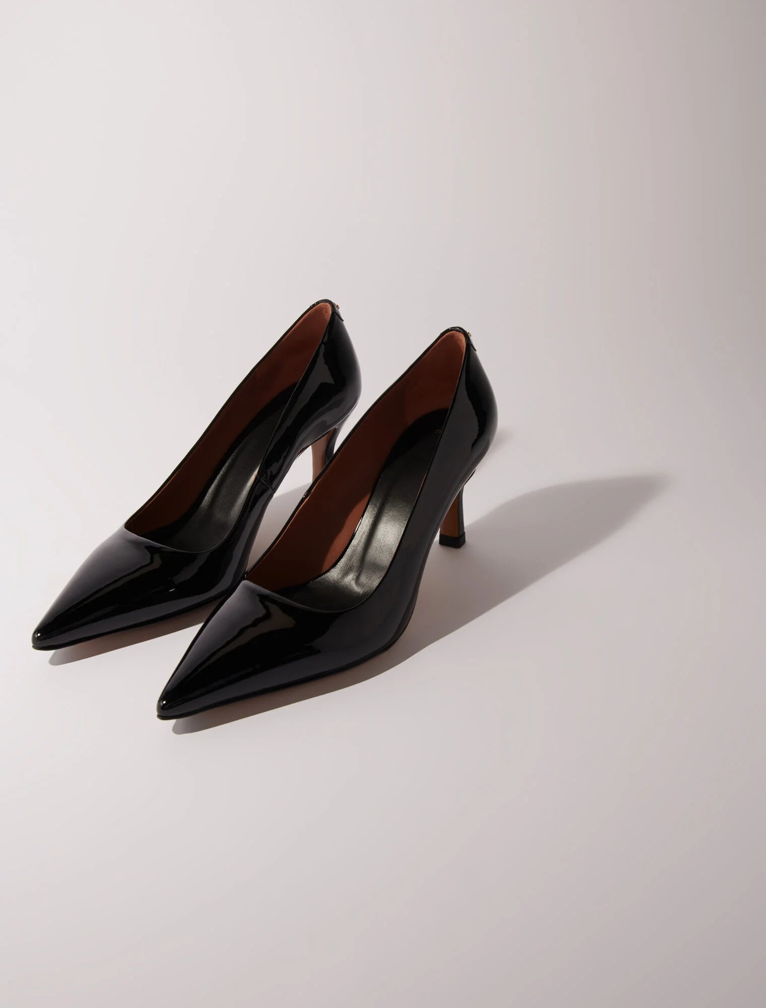 Black-Leather pumps with pointed toes