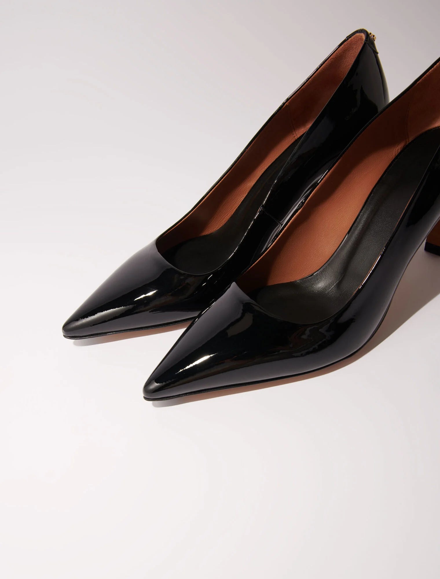 Black-Leather pumps with pointed toes