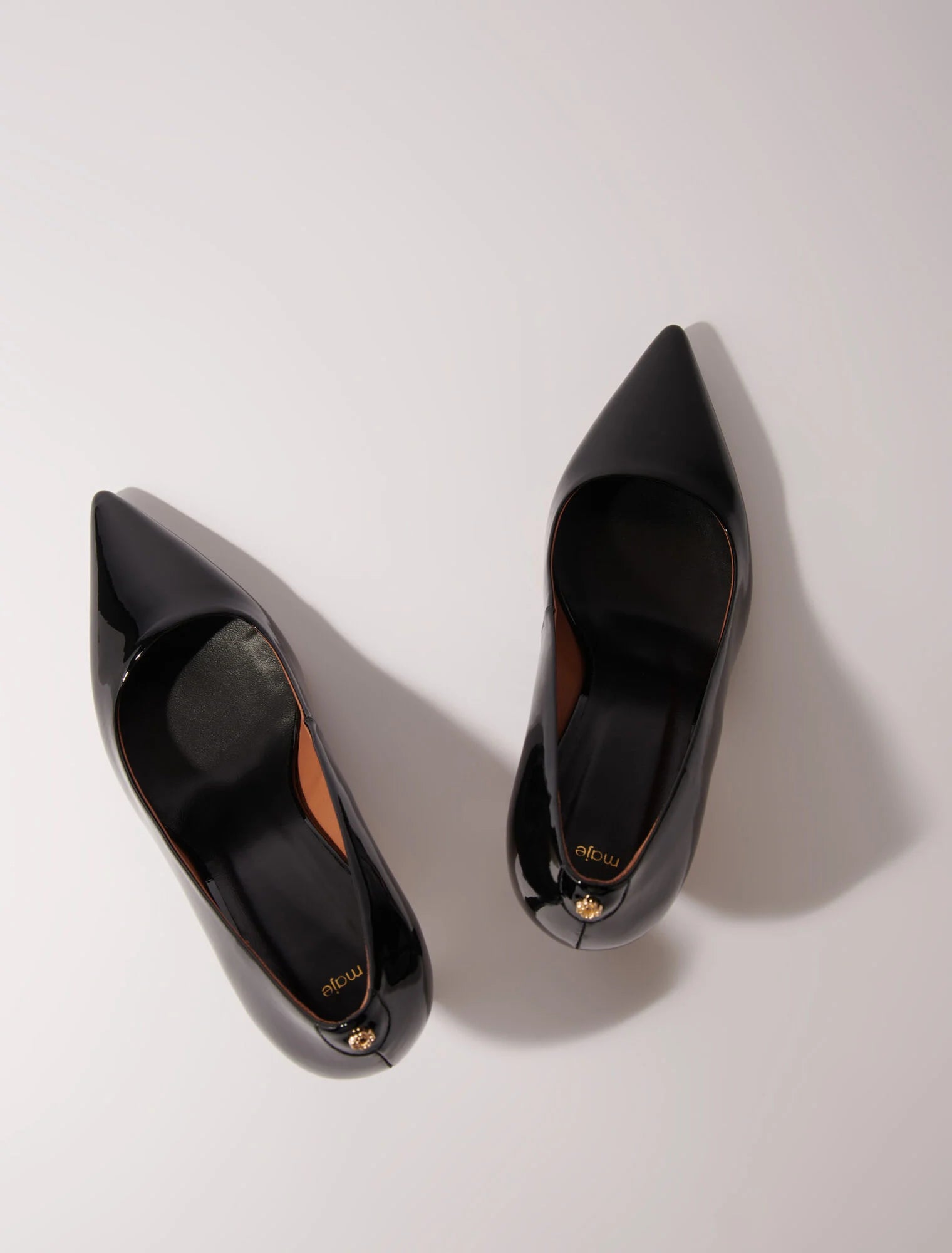 Black-Leather pumps with pointed toes