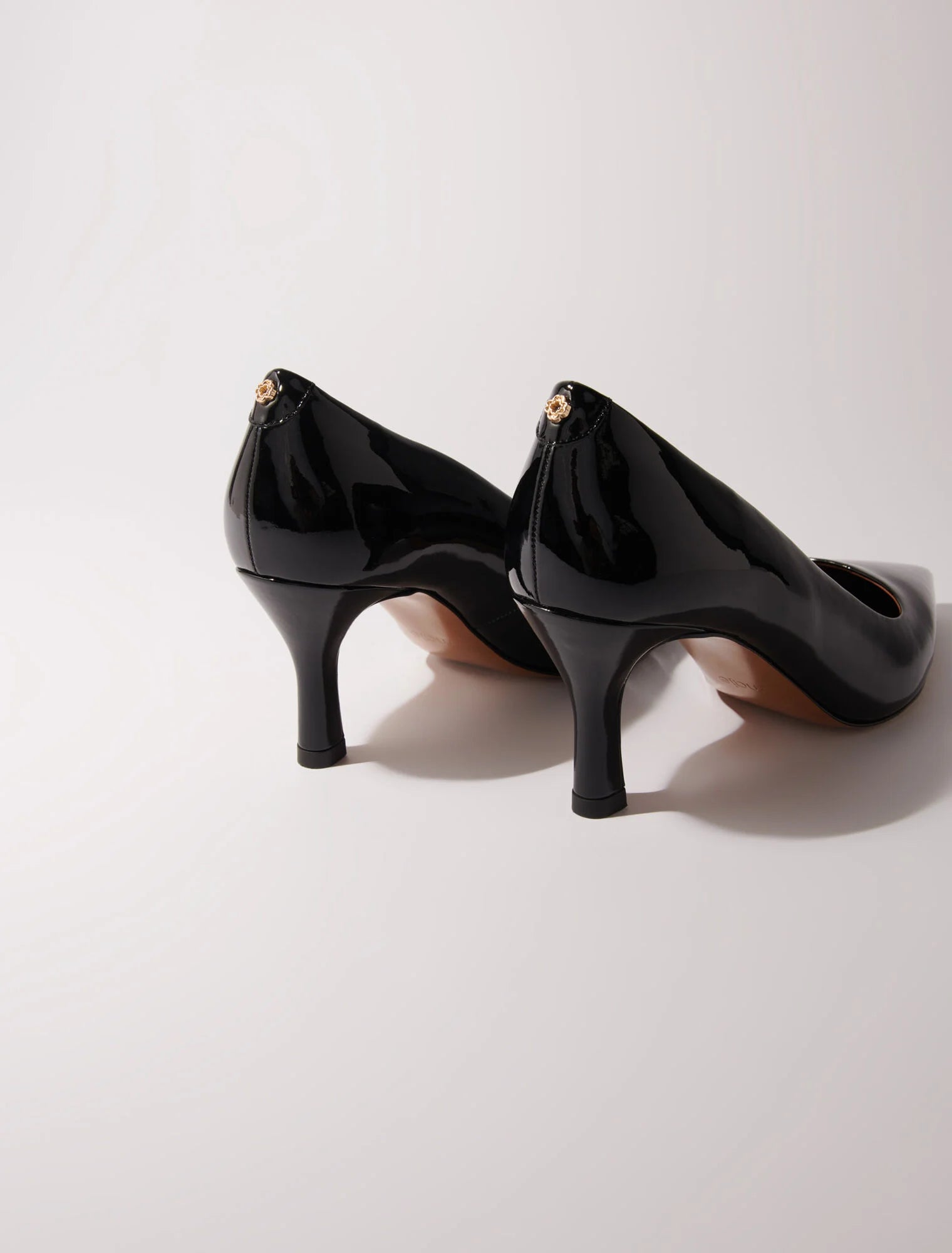 Black-Leather pumps with pointed toes