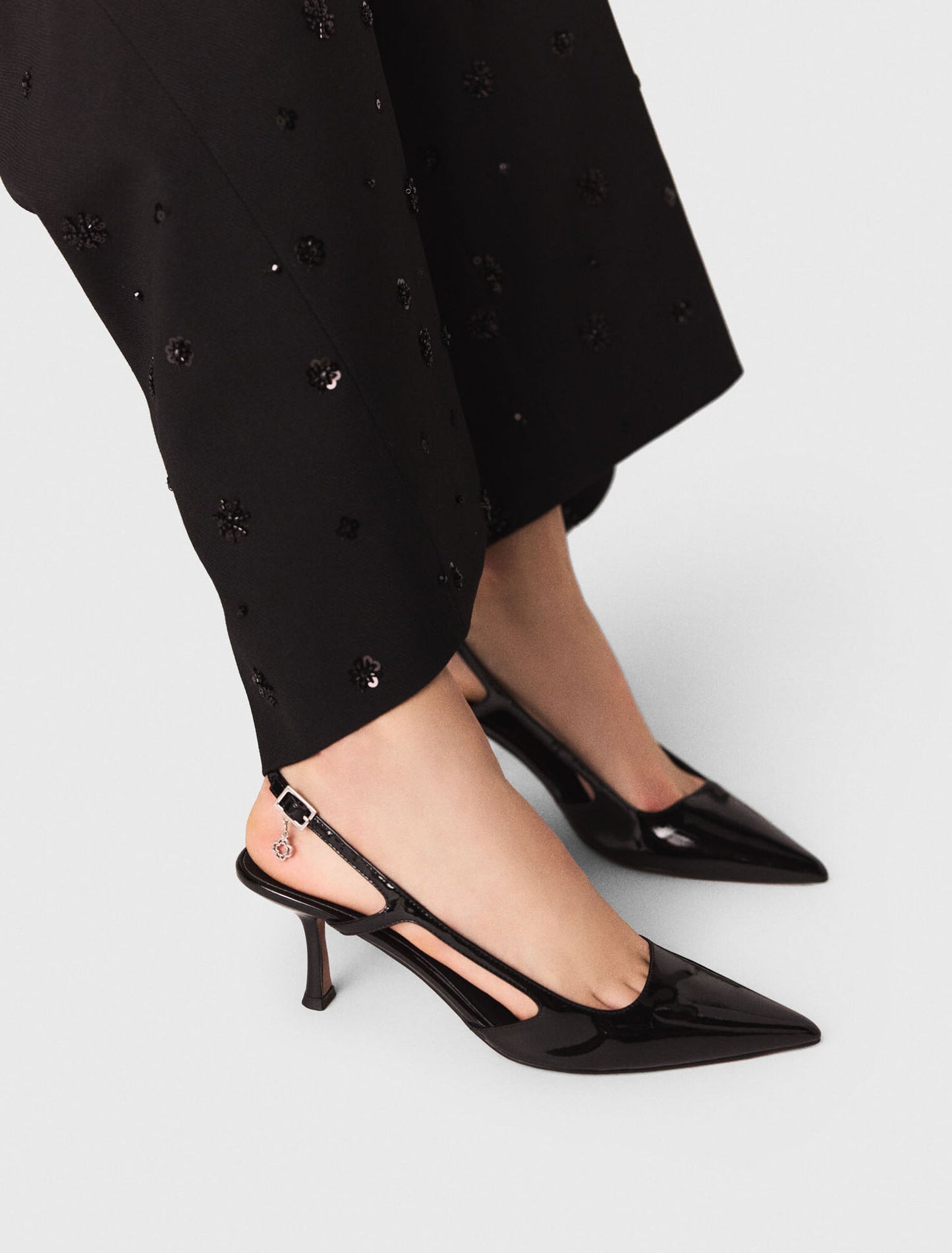 أحذية بكعب عالٍ من الجلد المصقول ذات حزام خلفي باللون الأسود