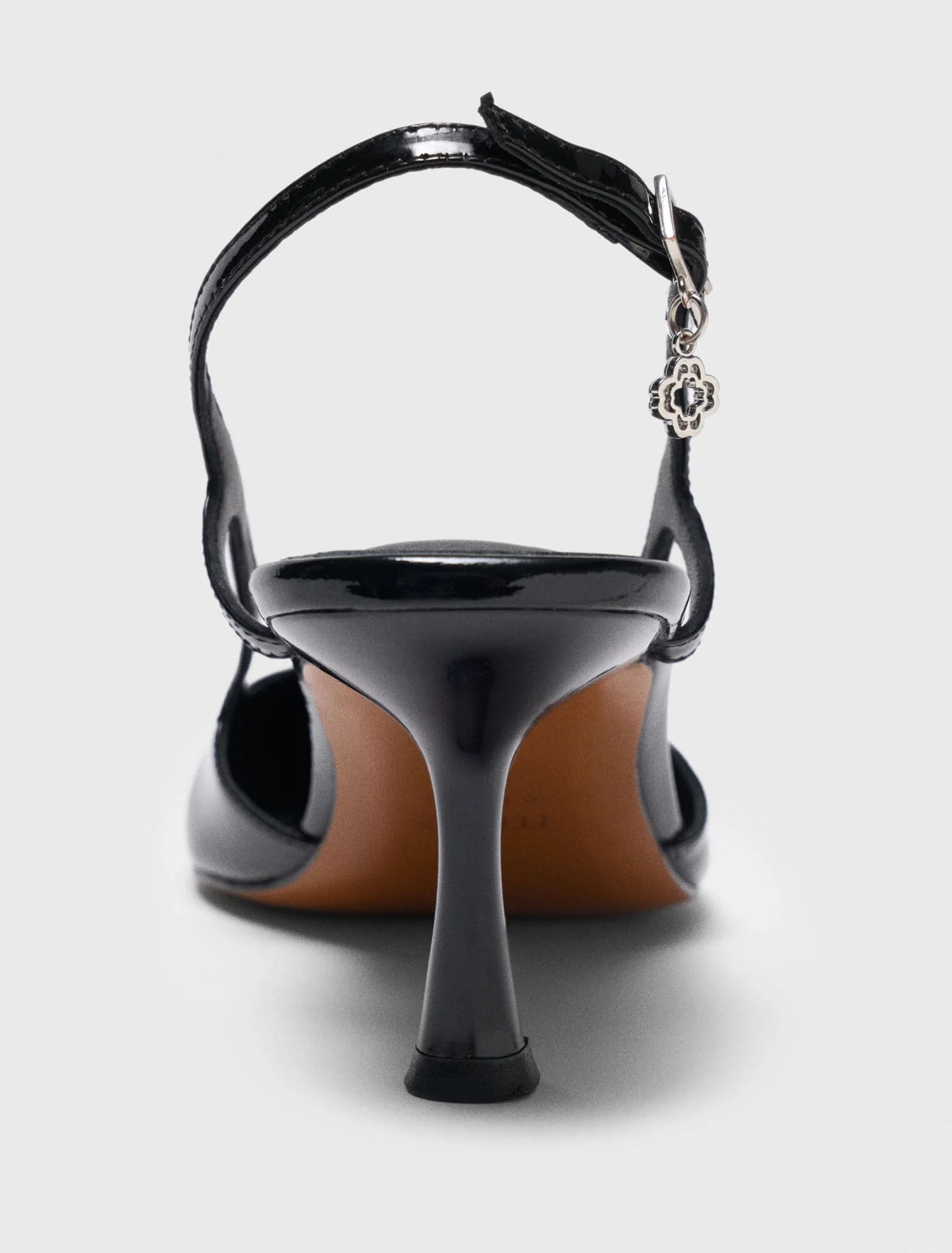 أحذية بكعب عالٍ من الجلد المصقول ذات حزام خلفي باللون الأسود