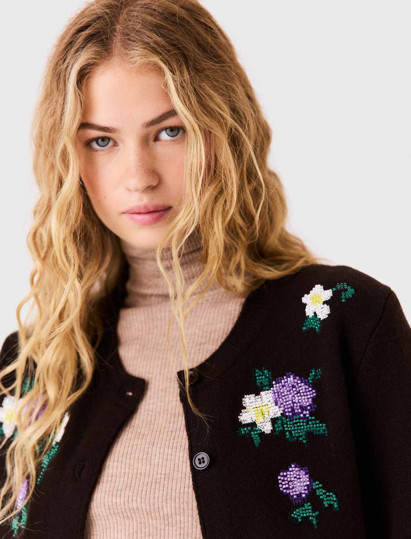 Cardigan with floral embroidery Brown
