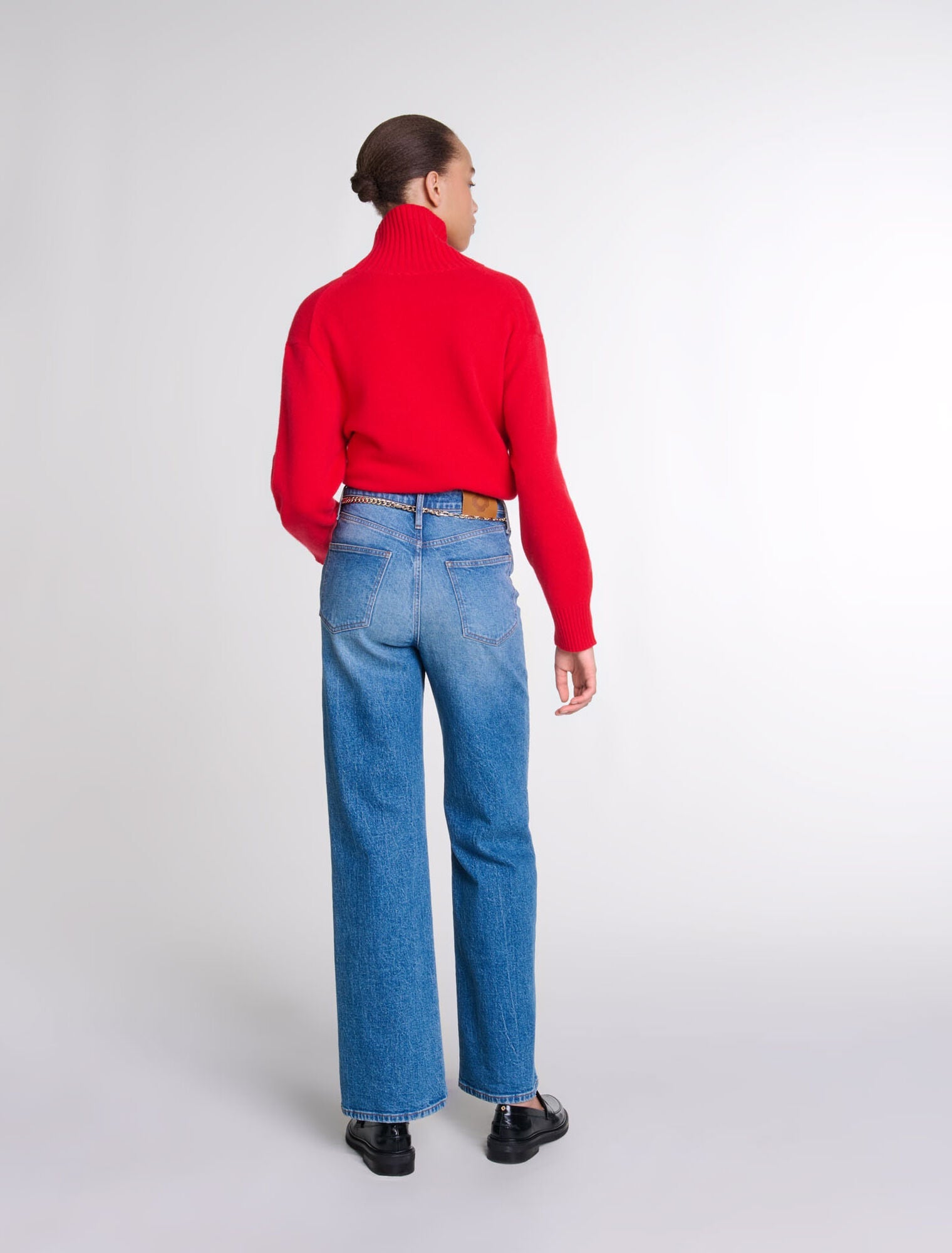 Blue  -Jeans with chain-link belt