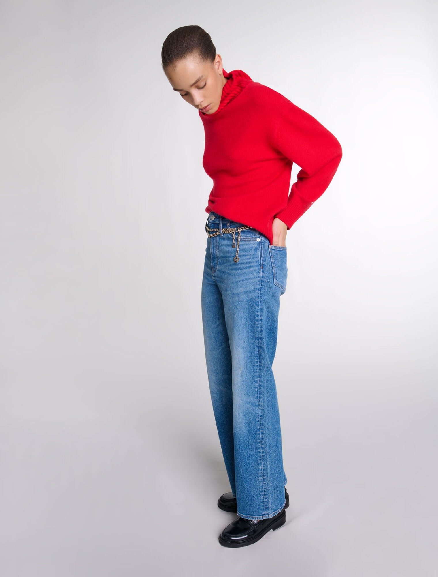 Blue  -Jeans with chain-link belt