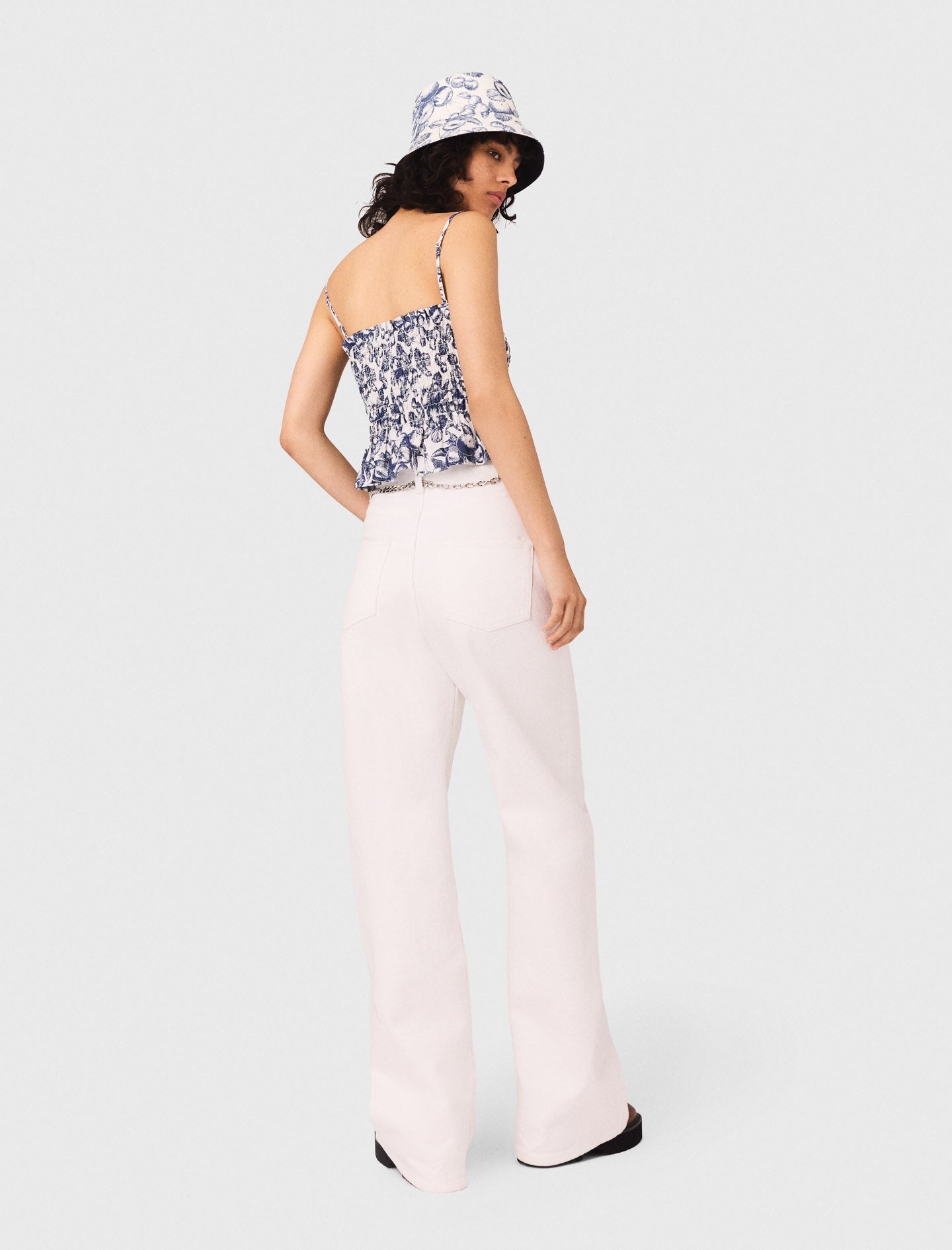 Wide high-waisted jeans