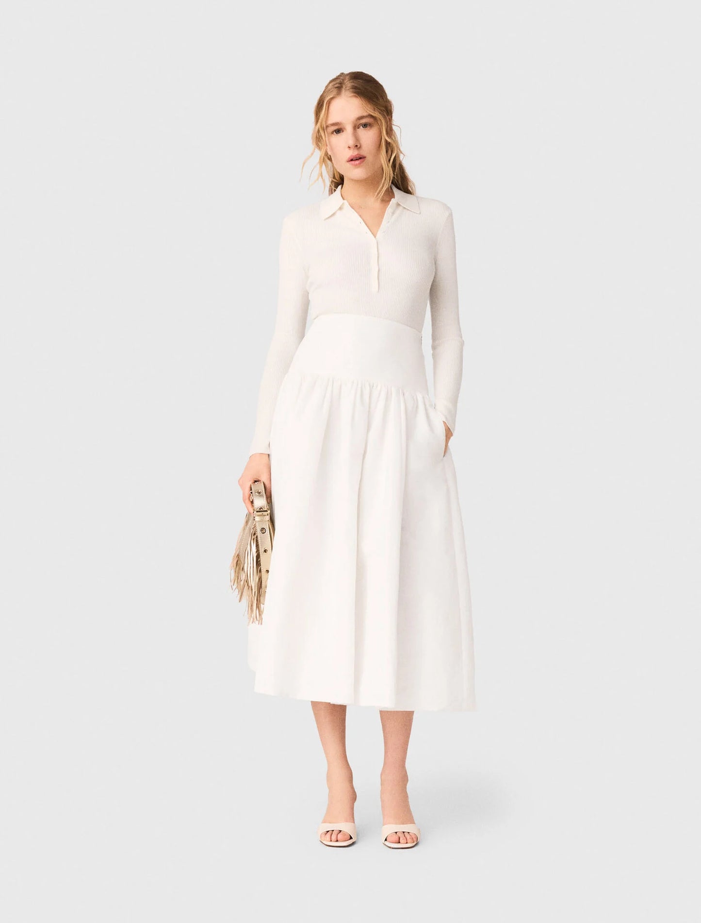 تنورة طويلة باللون الأبيض