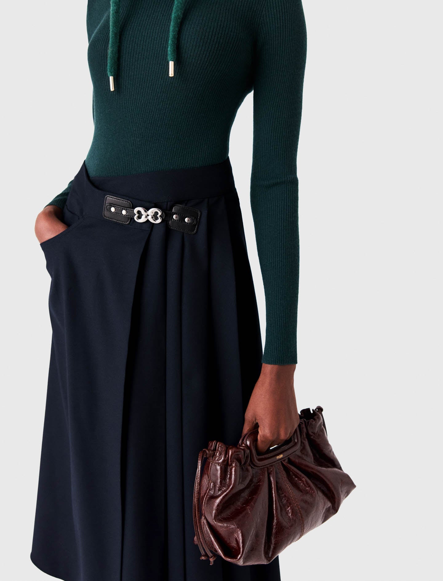 Long pleated skirt with buckle Navy