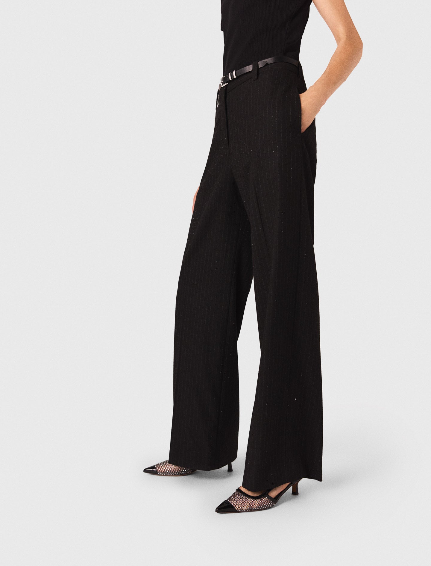 بنطلون بدلة مرصع بأحجار الراين باللون الأسود