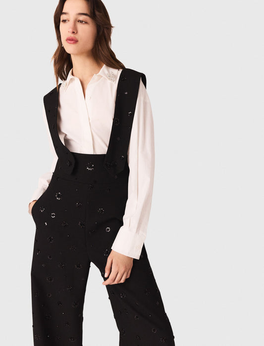 بنطلون أسود مطرز مع حمالات قابلة للإزالة