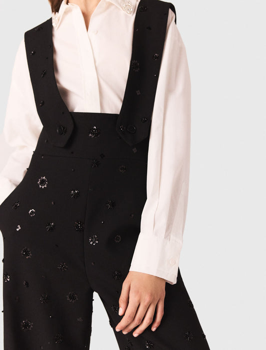 بنطلون أسود مطرز مع حمالات قابلة للإزالة