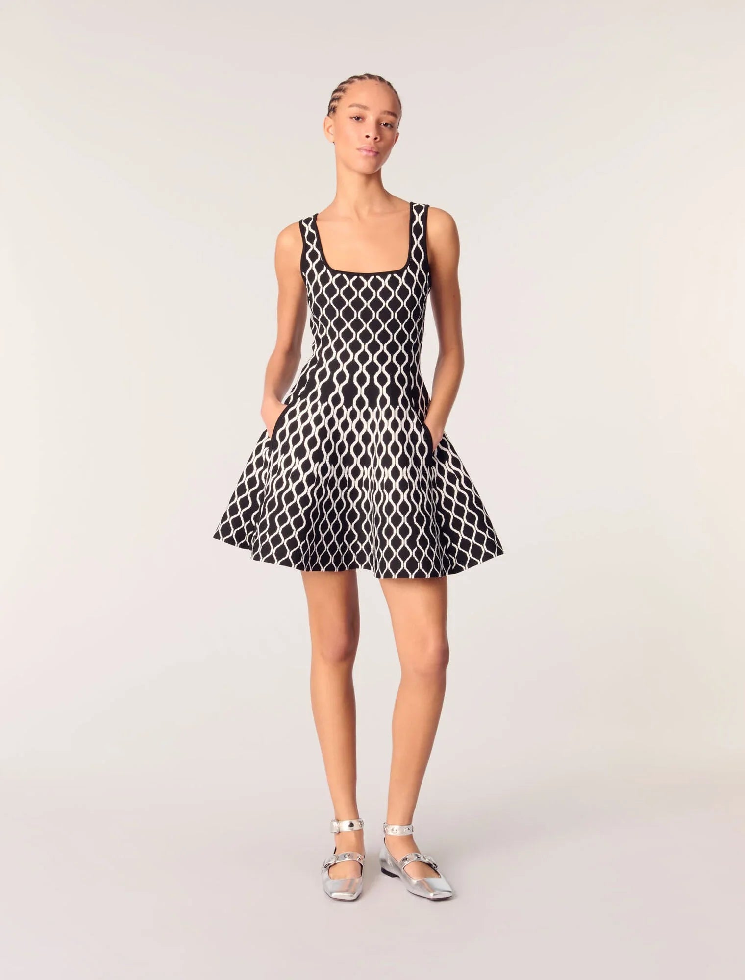 Black / White-featured-Short patterned knit dress