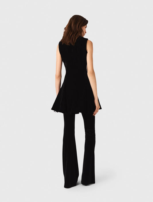 فستان مخملي قصير باللون الأسود