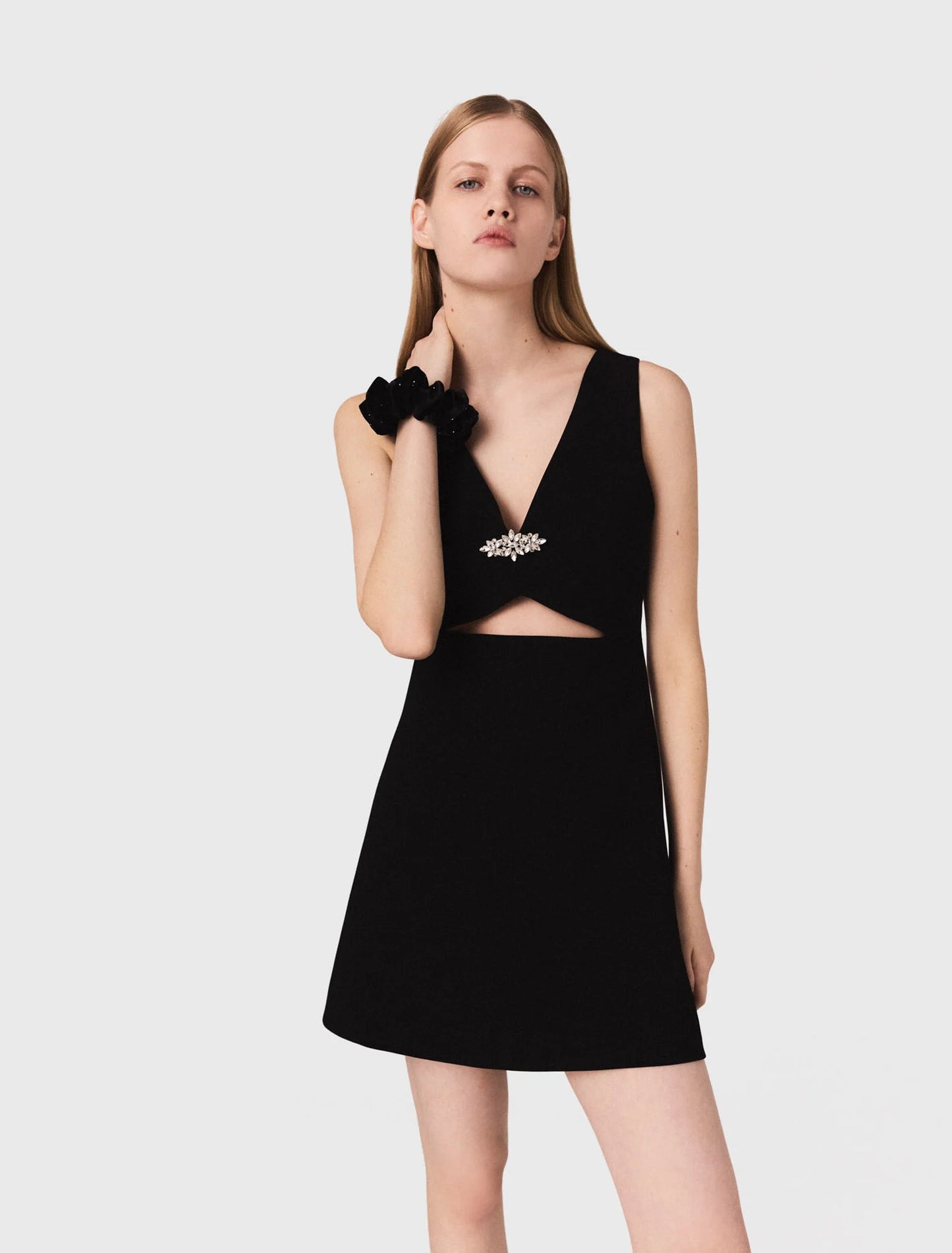 فستان أسود قصير مطرز بأحجار