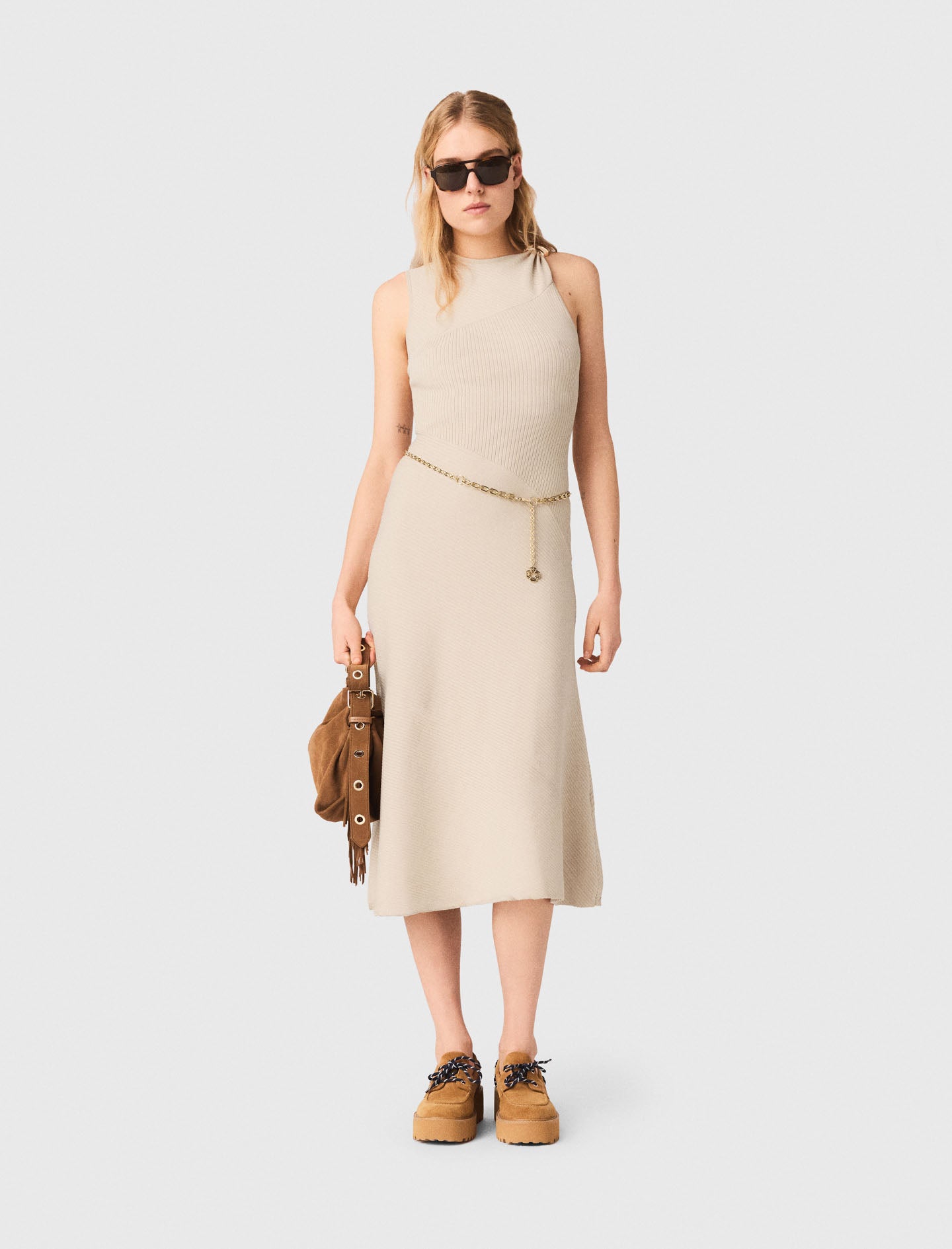 فستان طويل باللون البيج