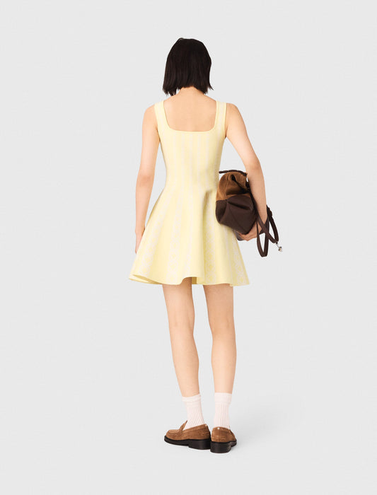 فستان قصير محبوك من الجاكار باللون الأصفر