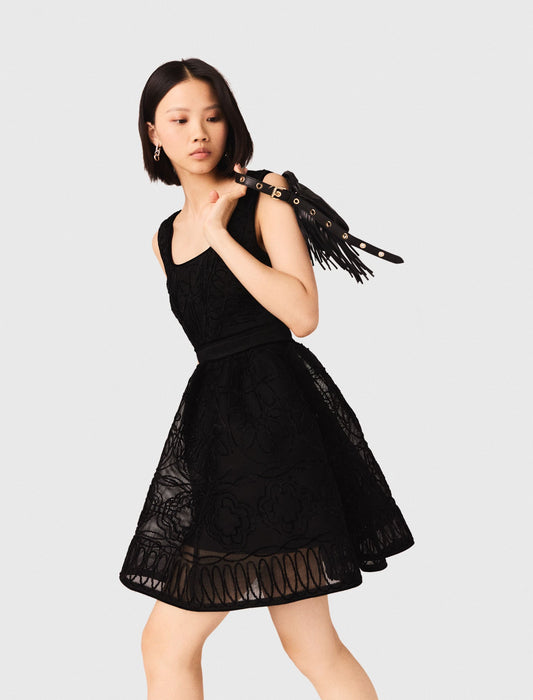 فستان قصير مطرز باللون الأسود
