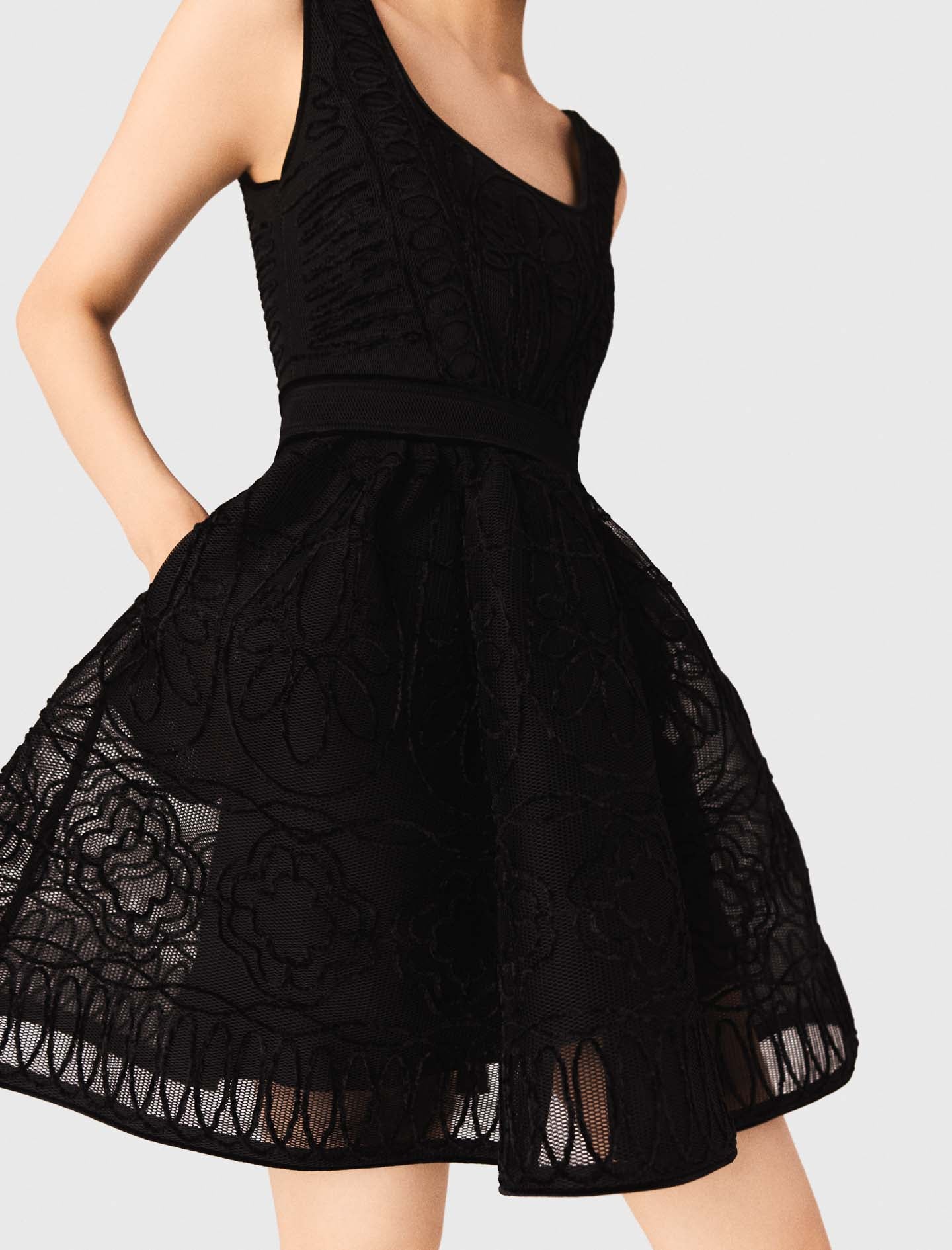 فستان قصير مطرز باللون الأسود