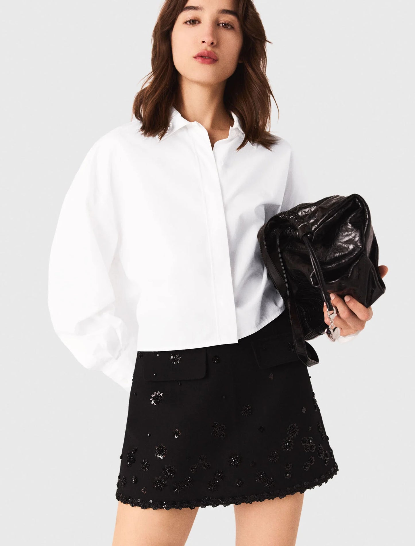 تنورة قصيرة مطرزة باللون الأسود