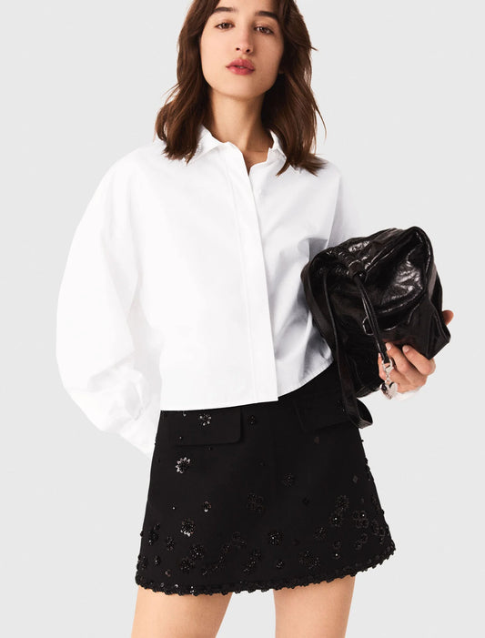 تنورة قصيرة مطرزة باللون الأسود