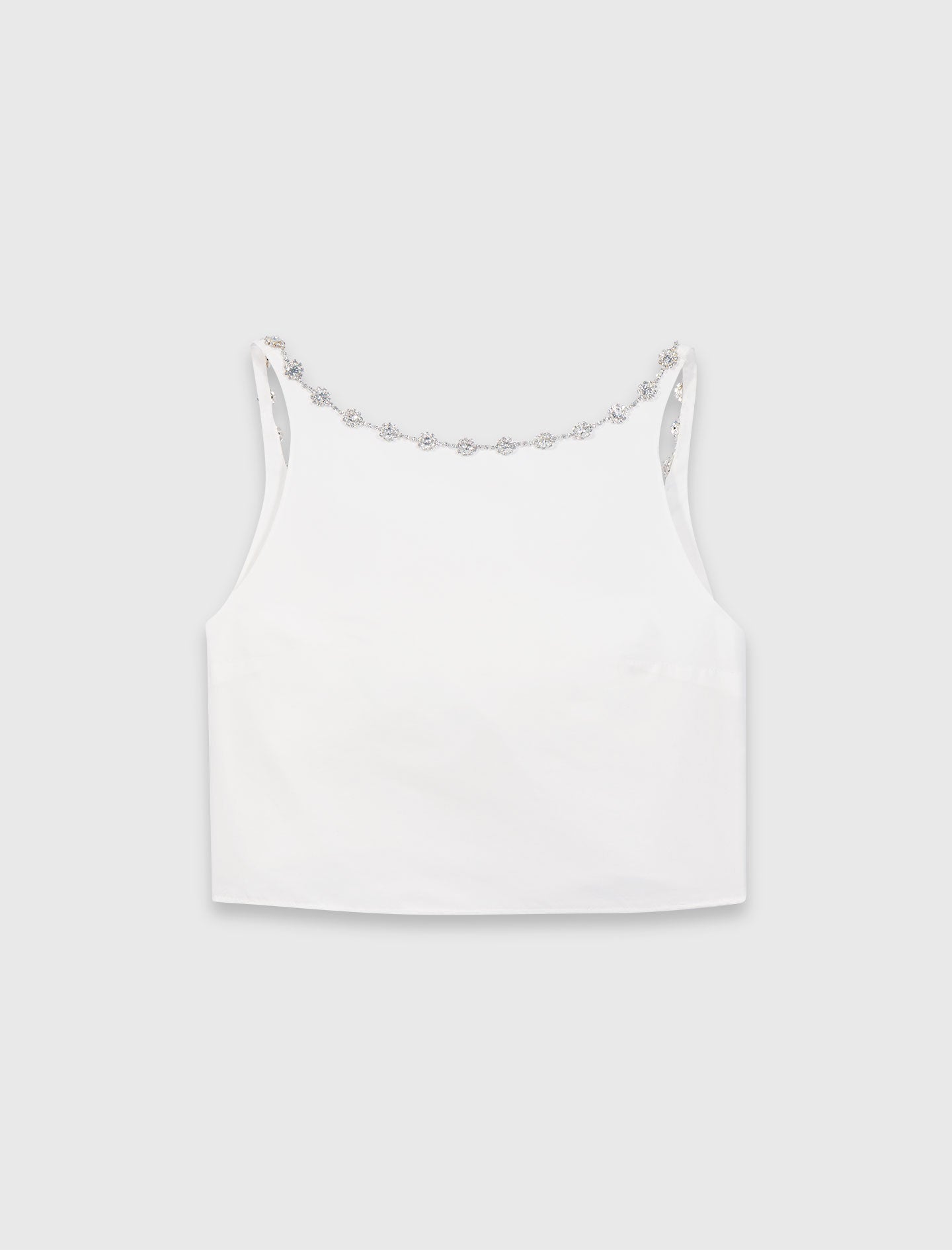 كنزة بيضاء قصيرة بياقة مزينة بالأحجار