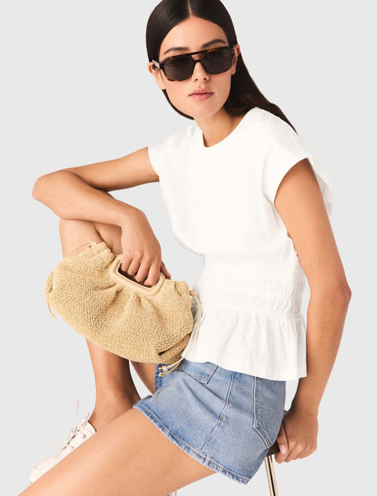 تيشيرت أبيض بثنيات ناعمة