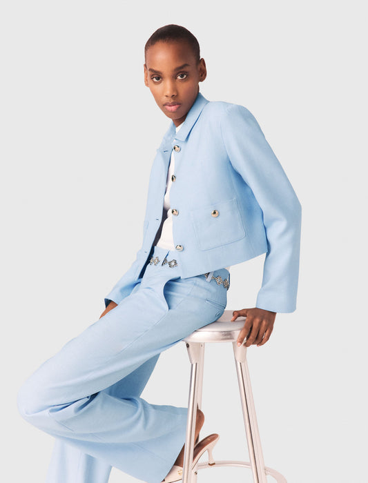 جاكيت قصير باللون الأزرق السماوي